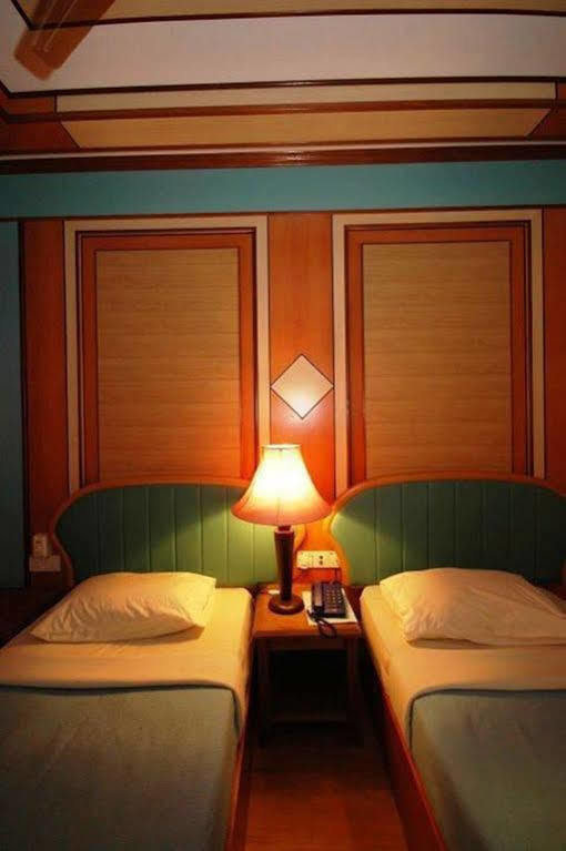 Shari La Island Resort Kampong Pasir Hantu Buitenkant foto